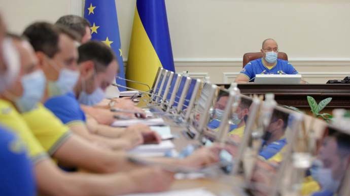 Украинские министры пришли на заседание кабмина в форме сборной по футболу