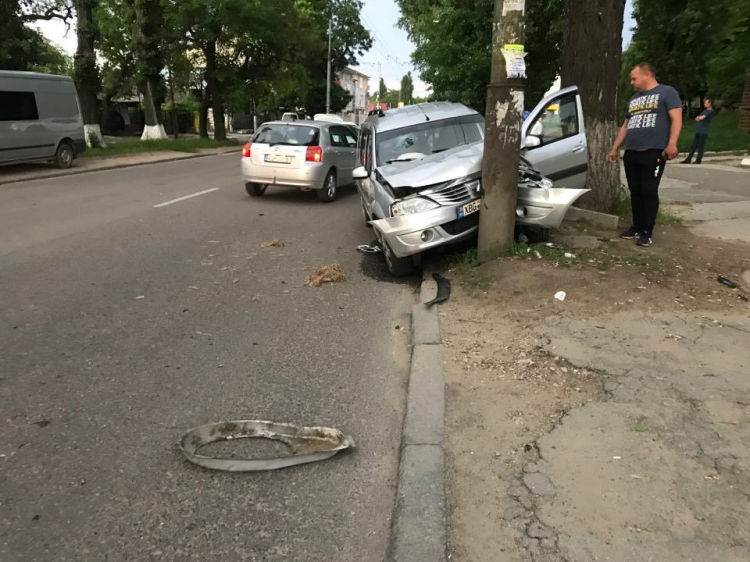 Авария на Мунчештской улице: автомобиль врезался в столб