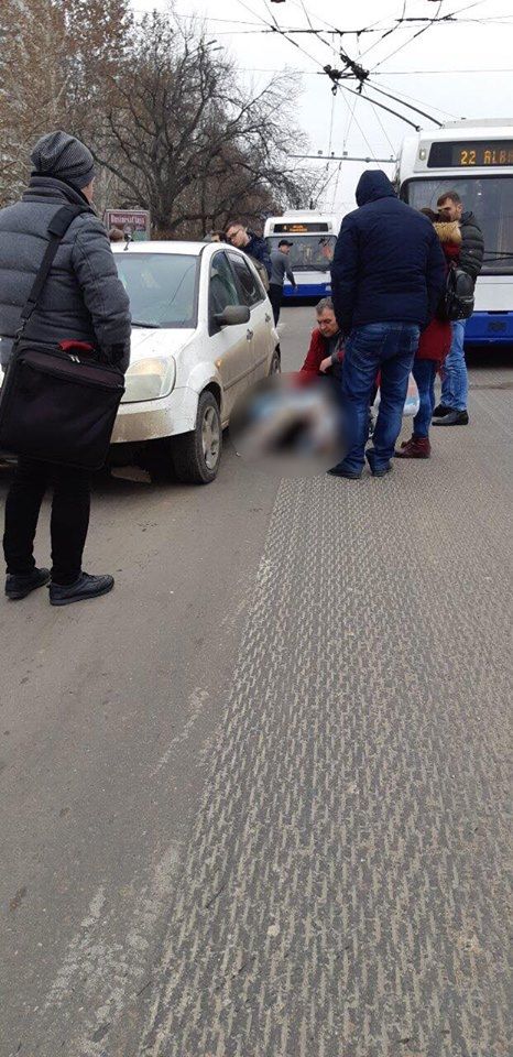В столице автомобиль сбил девушку, переходящую улицу в неположенном месте