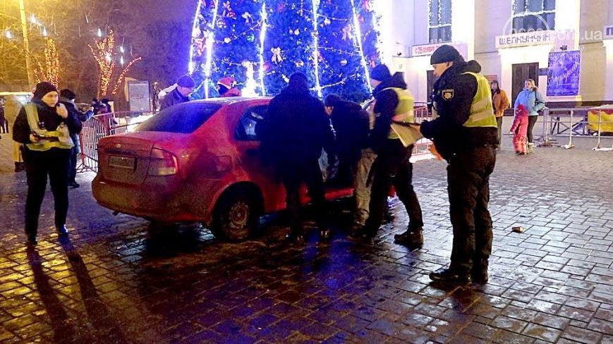 В Мариуполе пьяный коп въехал в городскую елку