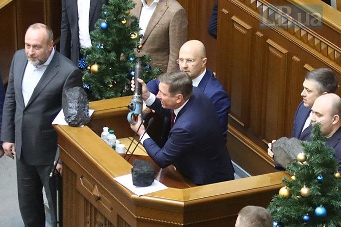 В Раду принесли уголь и отбойный молоток