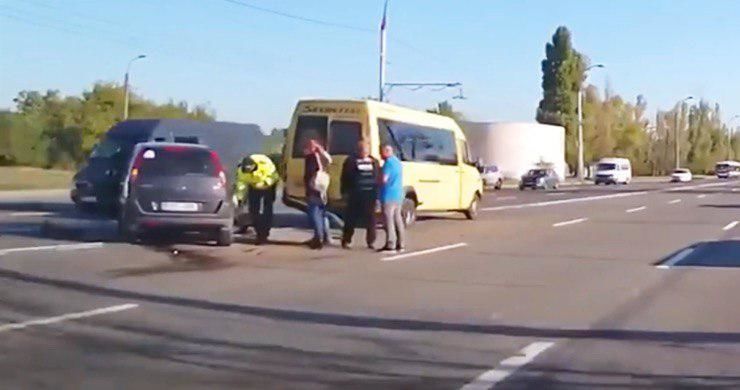 В столице столкнулись два микроавтобуса и легковушка