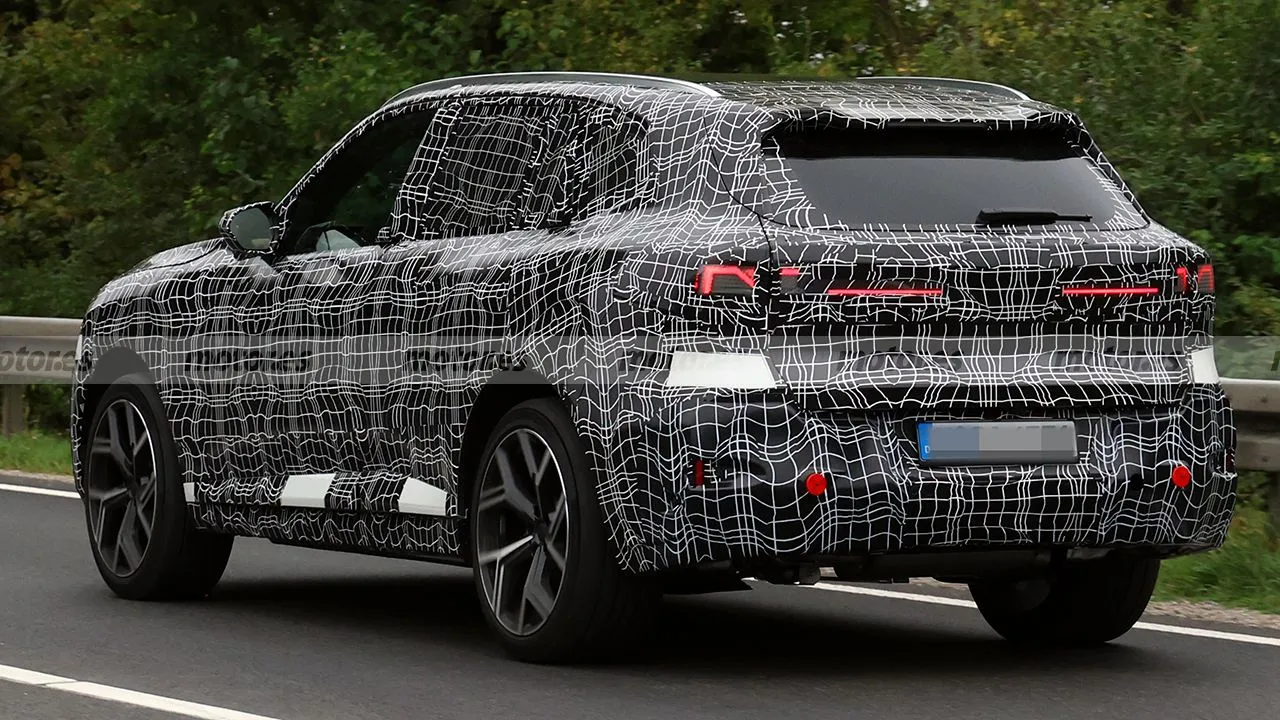 Новый BMW X5 сняли без камуфляжа: машину не узнать