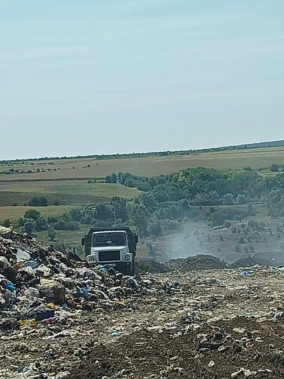 Пожарные ГИЧС продолжают тушить пожар на свалке в Оргееве