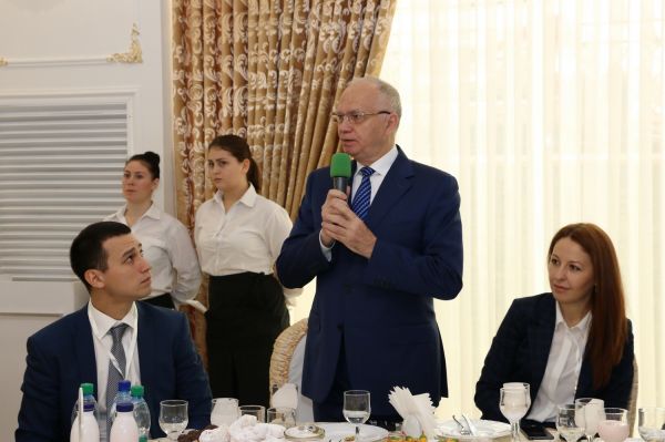 Власти и бизнес Молдовы провели "деловой завтрак" в Комрате