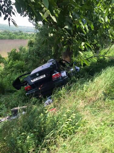 Grav accident rutier la Chetrosu: Un BMW a îmbrățișat un copac