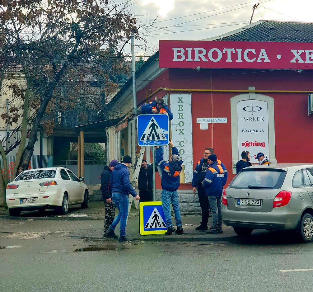 В Кишиневе один дорожный знак устанавливали 7 человек