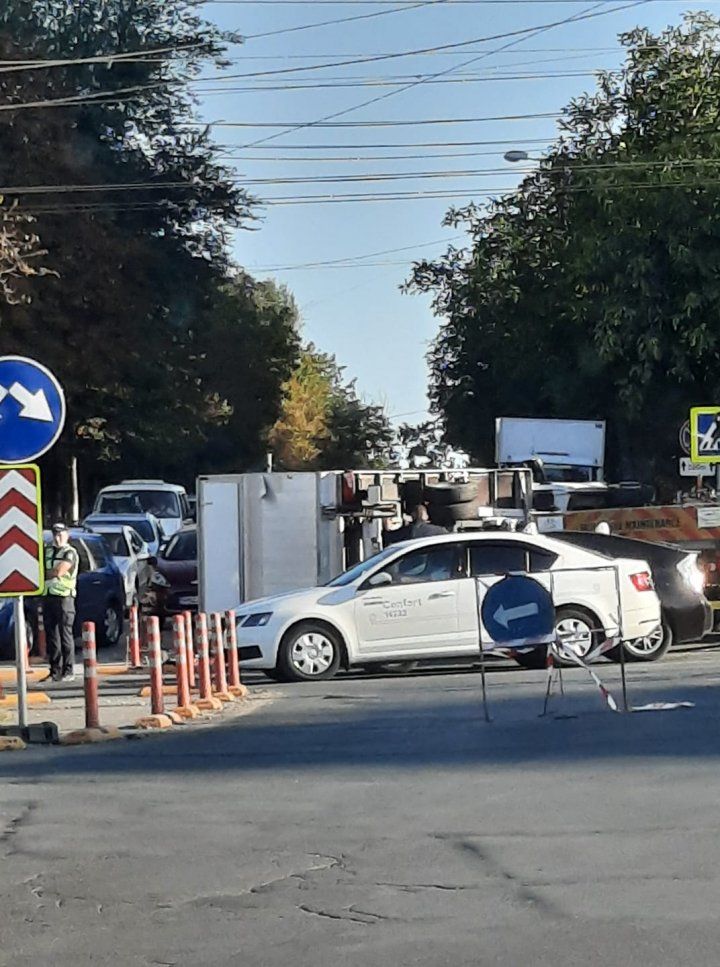 ДТП на Рышкановке: на перекрёстке перевернулся грузовик