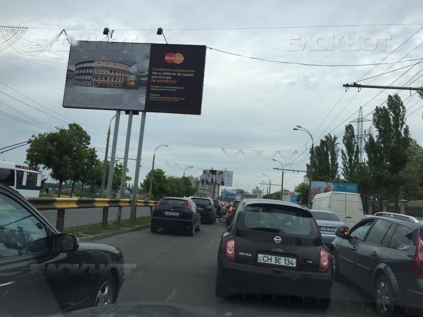 Из-за ремонта улиц Кишинев встал в пробках