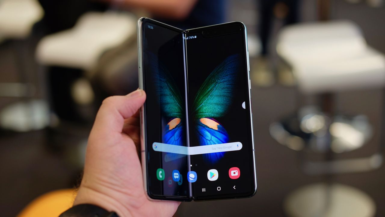 Samsung Galaxy Fold - первый смартфон с гибким экраном ®