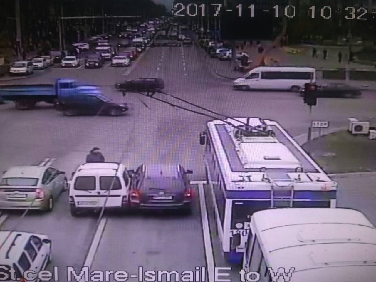 InfoTrafic 11:05: Flux majorat de transport. Străzi de evitat