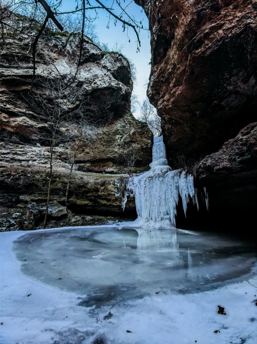 Молдавский фотограф запечатлел замерзшие водопады страны