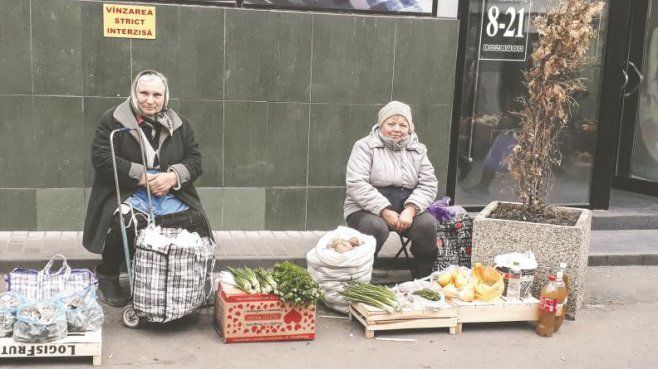 Sunt o povară pentru copii. Sărăcia scoate bătrânii în stradă