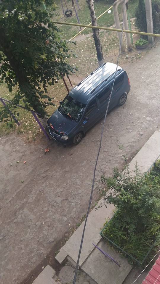 Летающие арбузы в Бельцах: хулиганы ночью разбили стекло автомобиля