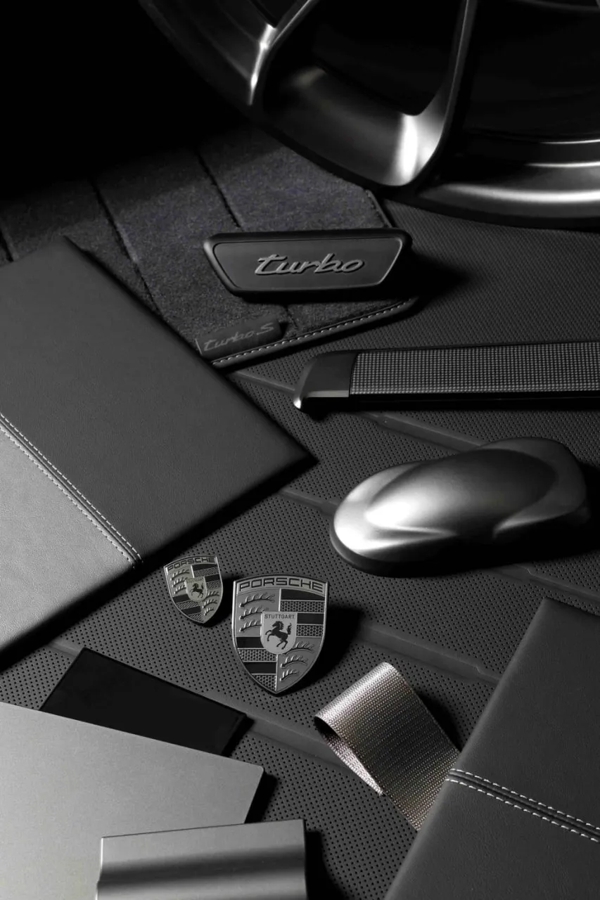 В Porsche сменили золото на знаменитом гербе на цвет Turbonite
