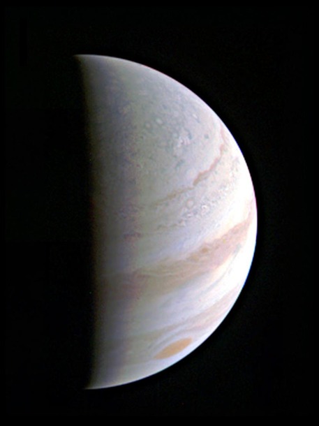 Фото Юпитера с зонда Juno поразили ученых