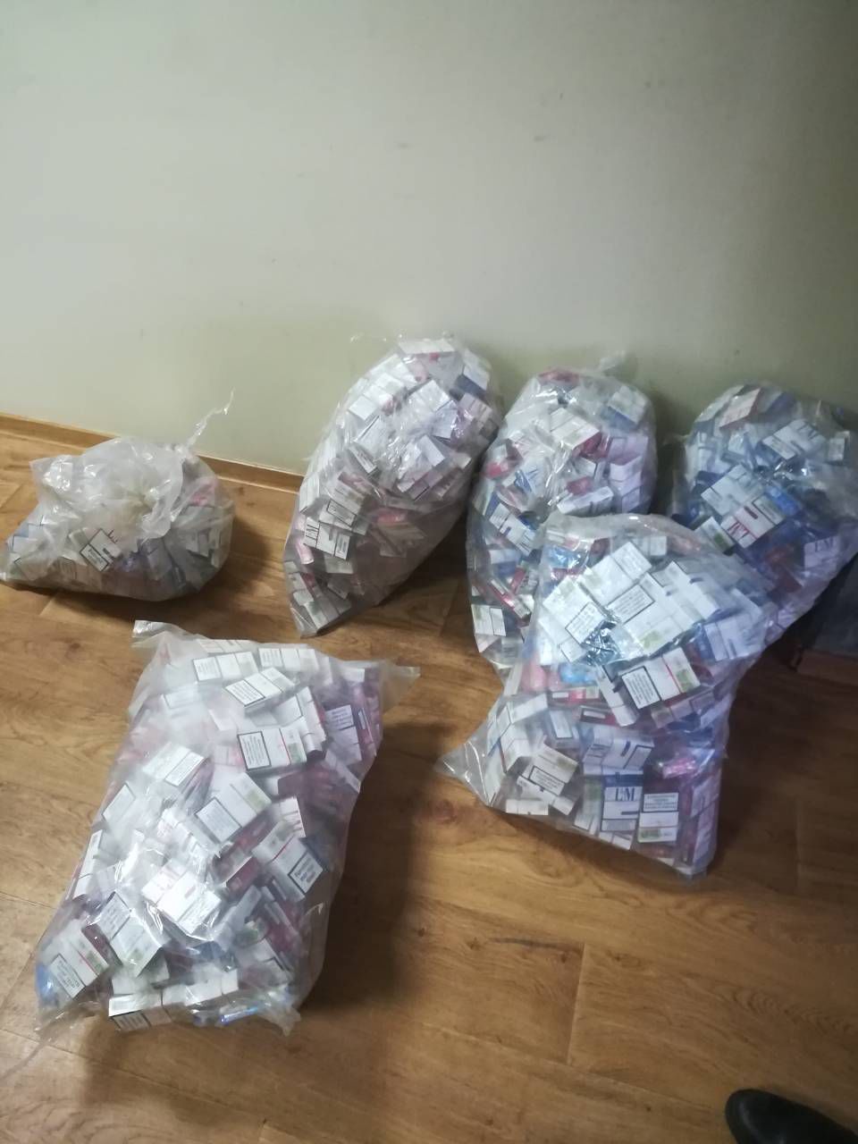 В направлявшемся в Германию грузовике с растительным маслом нашли крупную партию незадекларированных сигарет