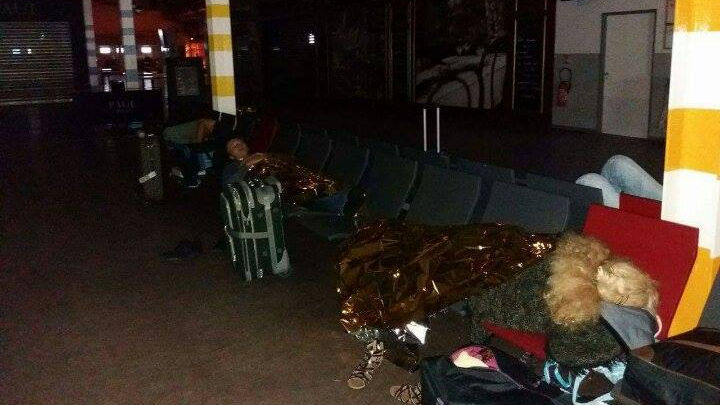 Cetăţeni moldoveni, blocați pe un aeroport din Franţa. De mai bine de 20 de ore aşteaptă aeronava care să-i aducă acasă
