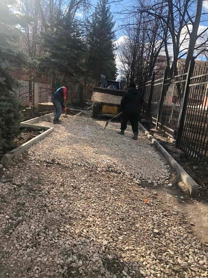 На Чеканах обустраивают школьную аллею в верхней части бульвара Мирча чел Бэтрын