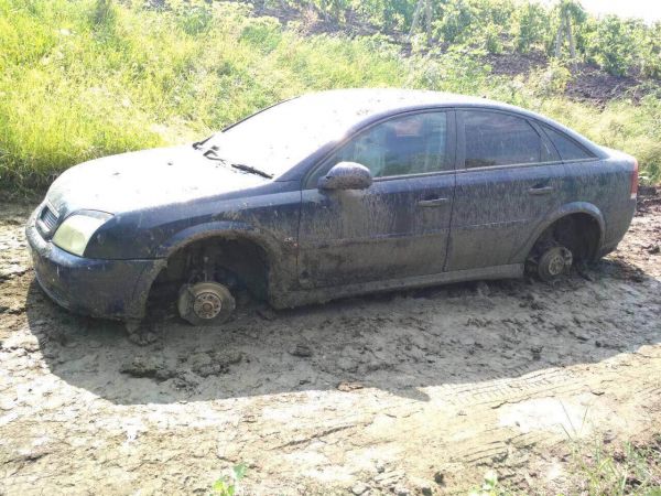 Комратчанин оставил автомобиль в поле и остался без колес