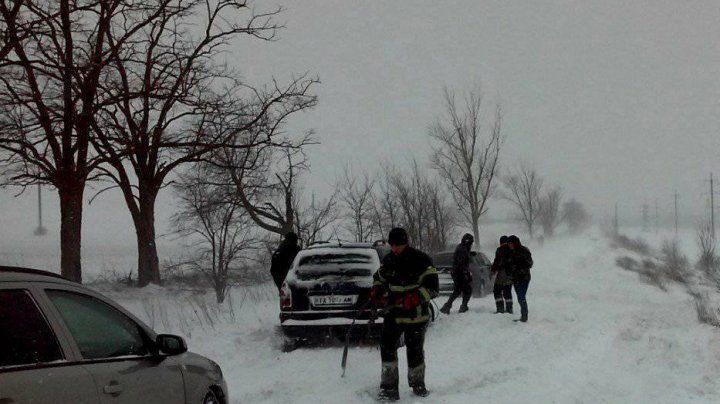 За сутки спасатели вызволили из снега 19 автомобилей