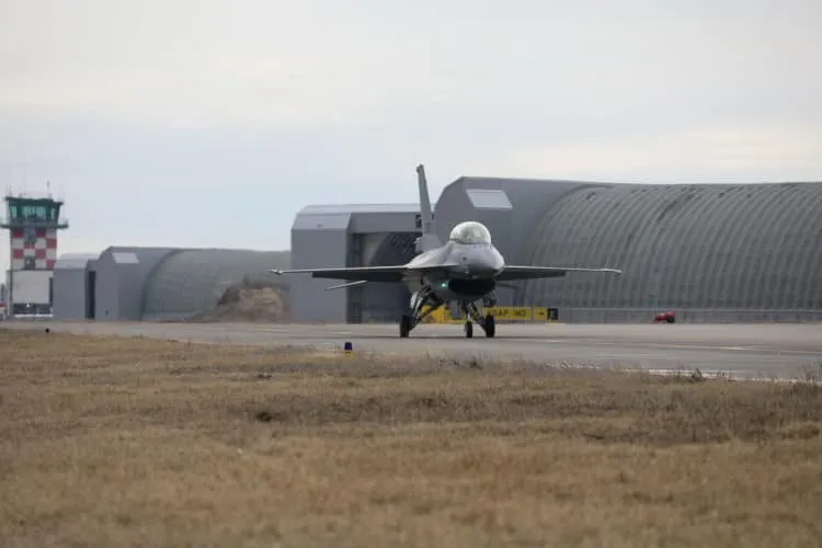 Румынские летчики начали осваивать F-16 в центре, где будут учиться и украинцы