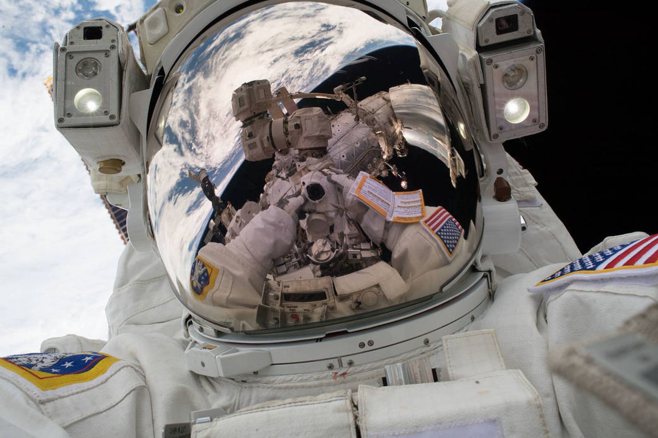 NASA a publicat un „selfie spațial”, făcut de un astronaut în spațiul deschis