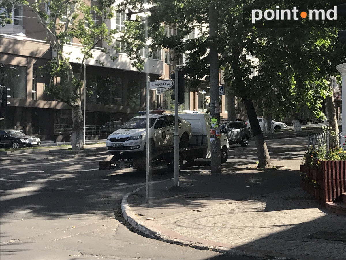 Poză de colecţie surprinsă pe străzile Capitalei: o maşină de poliţie a fost ridicată pe platformă