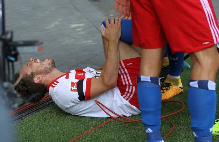 TOP 10 cele mai ciudate accidentări din fotbal: A rămas fără deget după gol