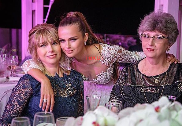 Xenia Deli, alaturi de mama si bunica