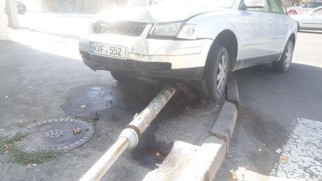В Кишиневе женщина-водитель вылетела на тротуар и сшибла столб со светофором