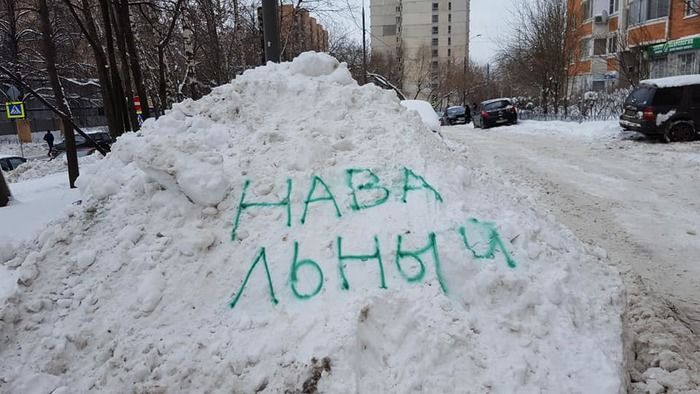 Москвичка написала на сугробах «Навальный», чтобы быстрее убрали снег