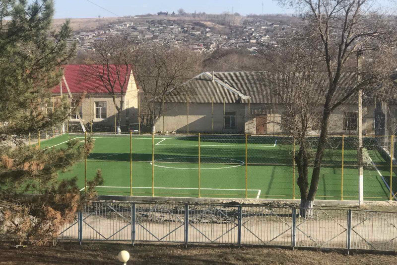 В Чадыр-Лунге завершают строительство футбольного поля