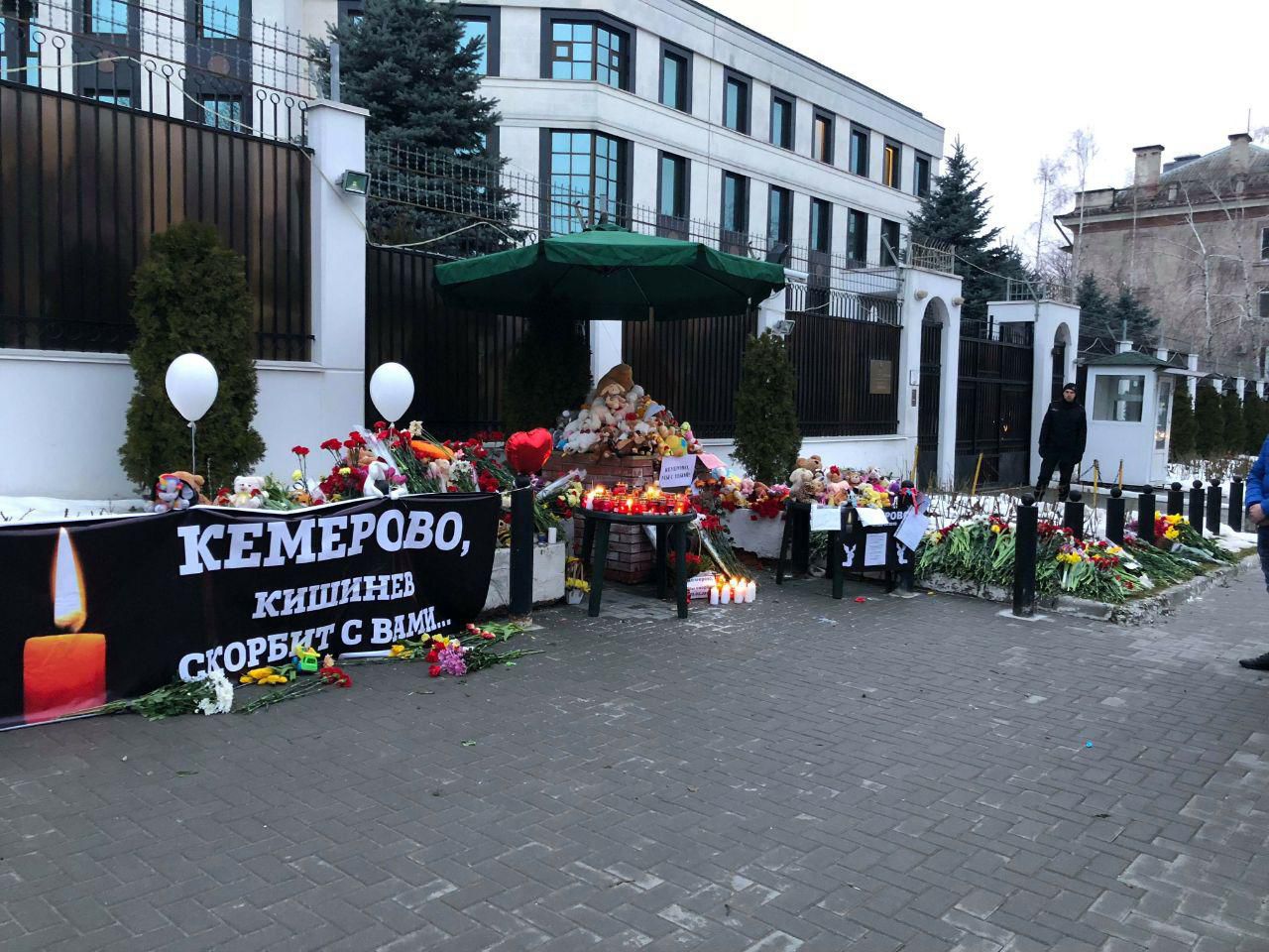 У посольства России в Молдове зажгли свечи в память о погибших в Кемерово