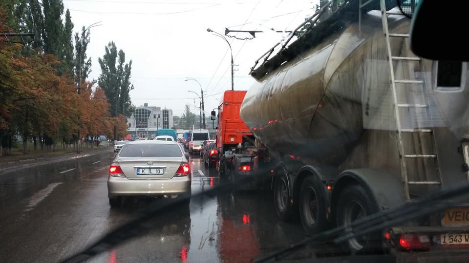 Последствия ливня: в Кишиневе километровые пробки, река Бык вышла из берегов