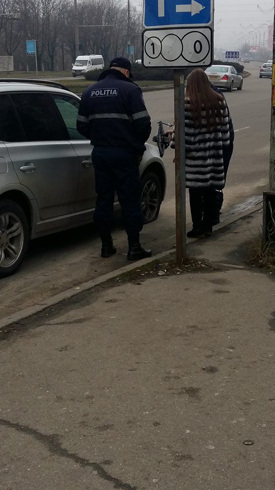 Сотрудники полиции пришли на помощь автолюбительнице, проколовшей колесо