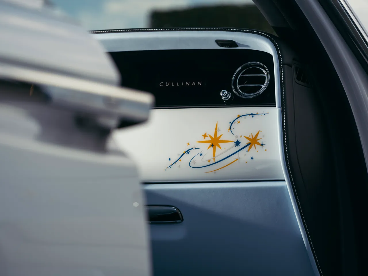Rolls-Royce создал эксклюзивную версию внедорожника в стиле Cosmos