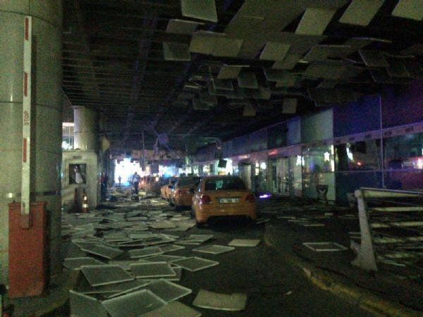 В аэропорту Стамбула произошли два взрыва: 28 погибших и десятки раненых