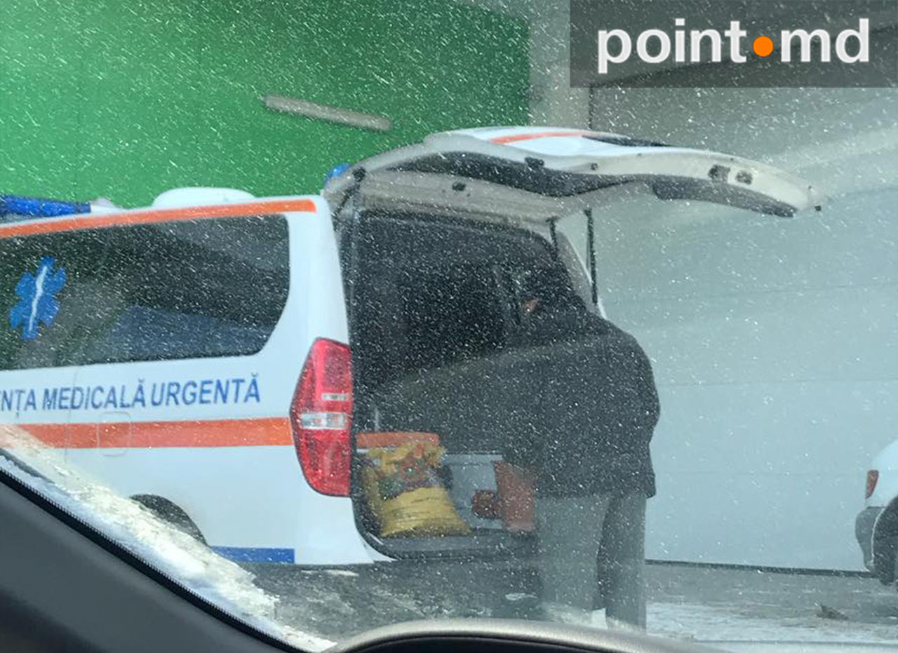 В Кишиневе в машину скорой помощи загрузили цветы и землю