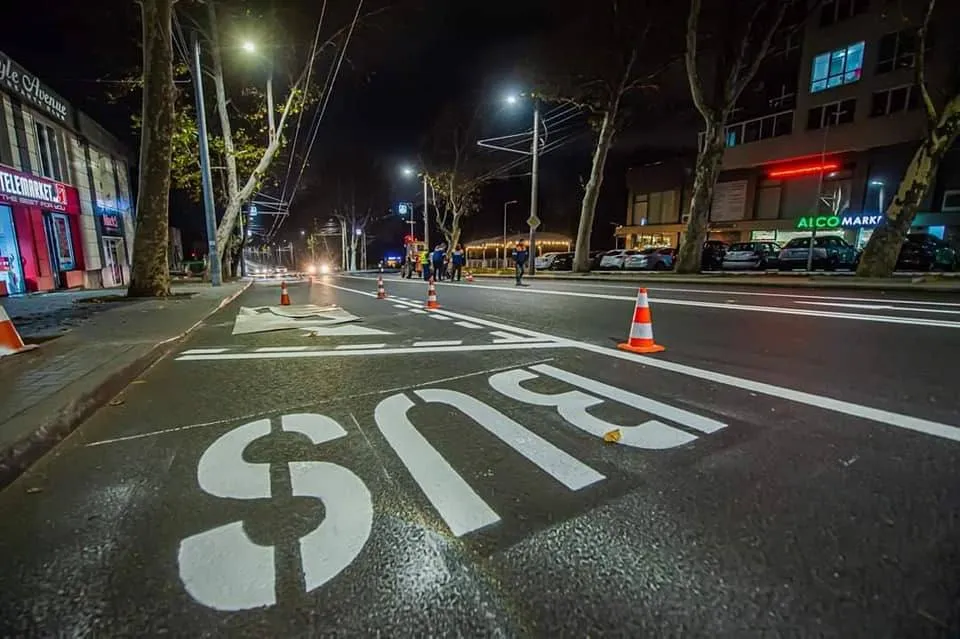 Mai multe benzi pentru transportul public, amenajate la Chișinău