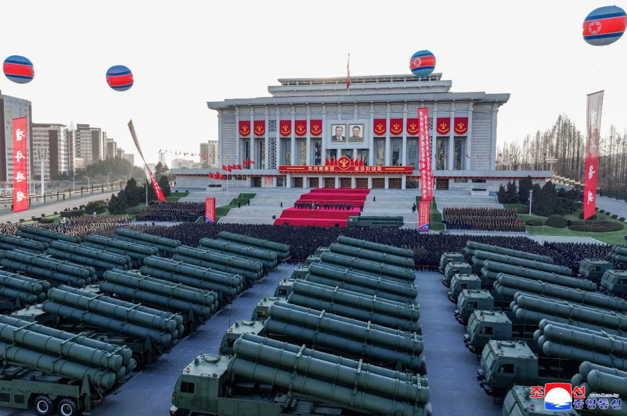 Kim Jong Un s-a urcat la volanul unui lansator de rachete multiple