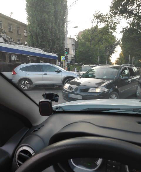 В столице произошло ДТП с участием троллейбуса и двух машин