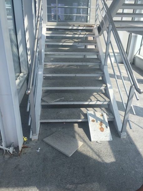 В аэропорту "Борисполь" на пассажирку упала плита
