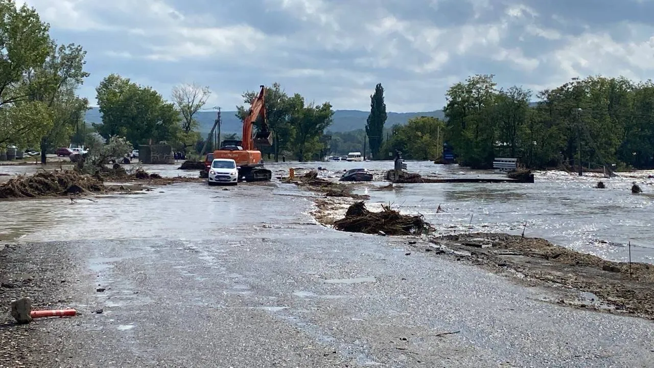 В Леовском районе из-за скопления воды перекрыта трасса