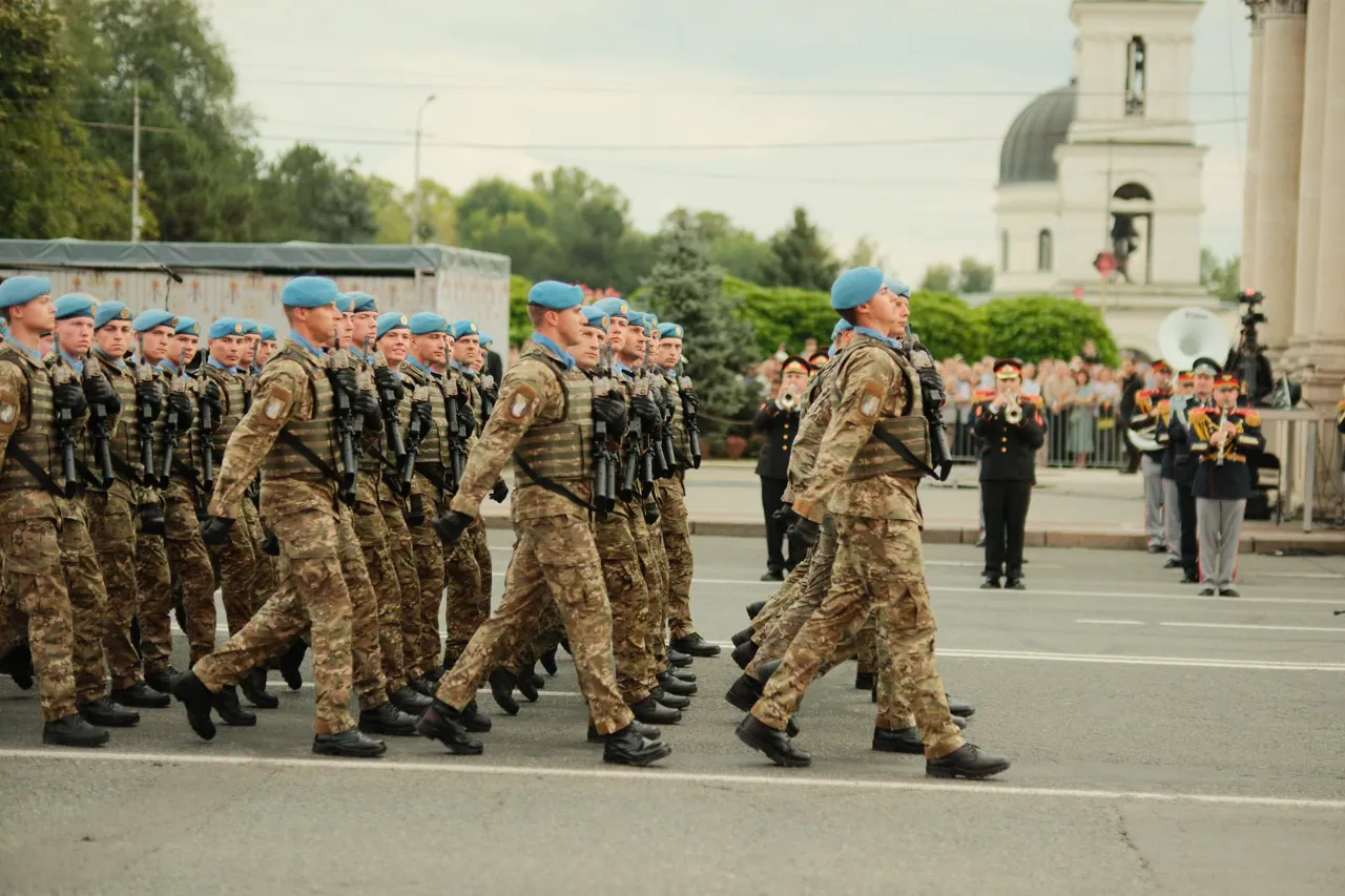Более 7 тысяч зрителей наблюдали за военным парадом в центре Кишинева