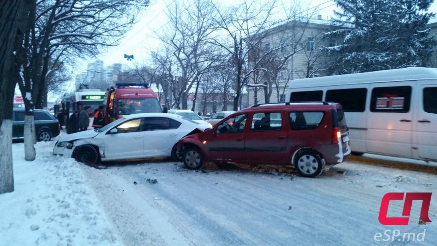В Бельцах у роддома произошла авария: пострадал маленький ребёнок