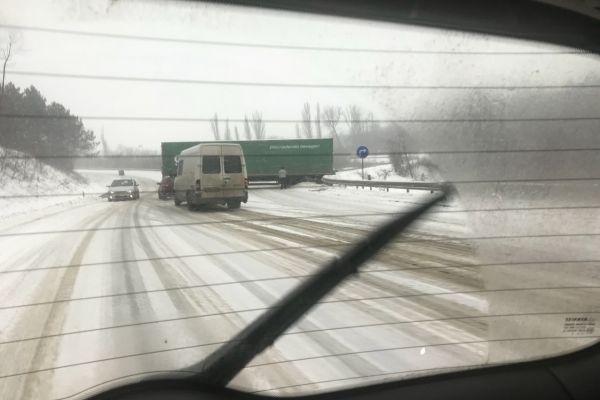 Из-за скользкой дороги под Хынчештами развернуло грузовик