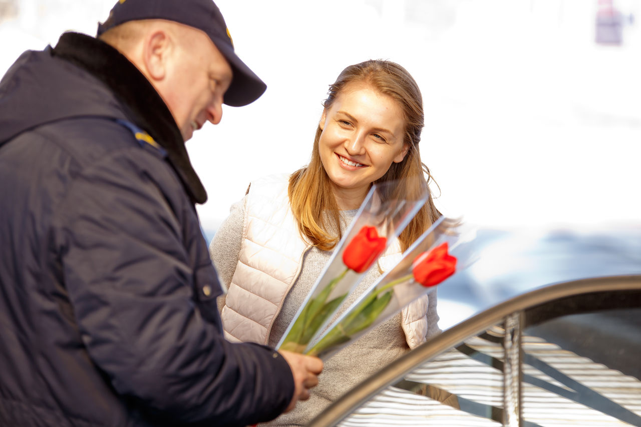 Flori şi bomboane din partea vameşilor pentru femeile care traversează frontiera