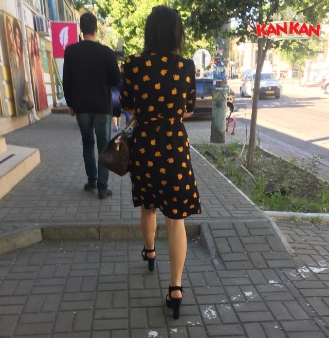 Rochia cu logoul Apple există! Ea e purtată de o tânără din Chișinău