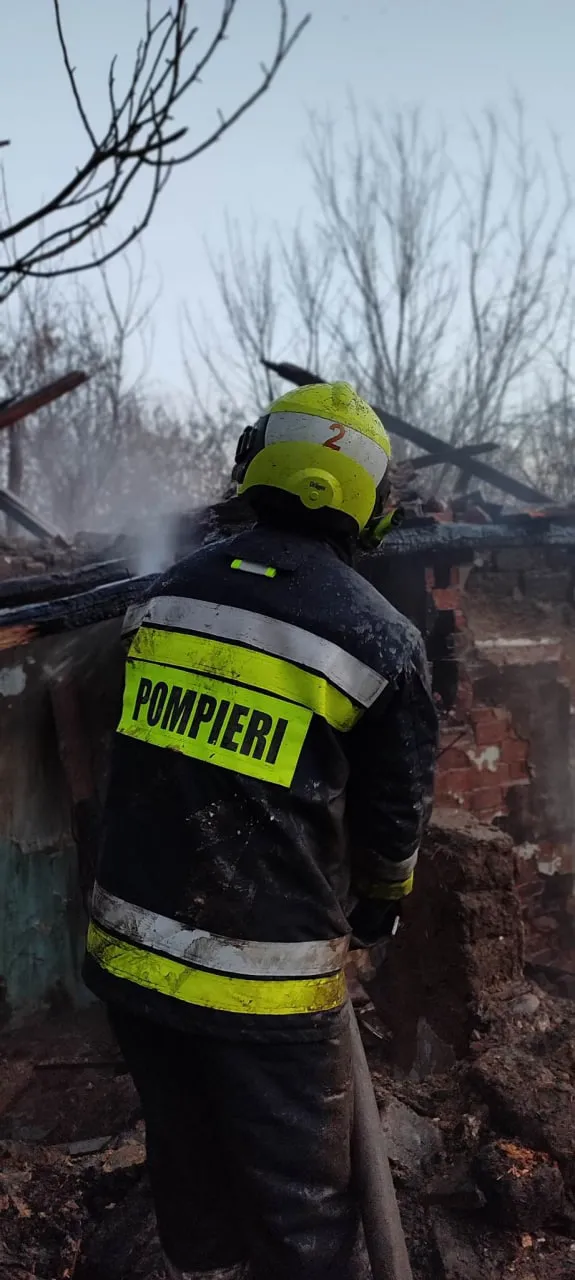 Пожарные спасли мужчину из пылающего заброшенного дома в столице